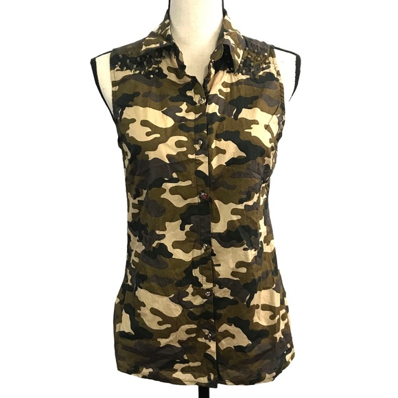 Tops - Camouflage Sleeveless Button up Shirt
